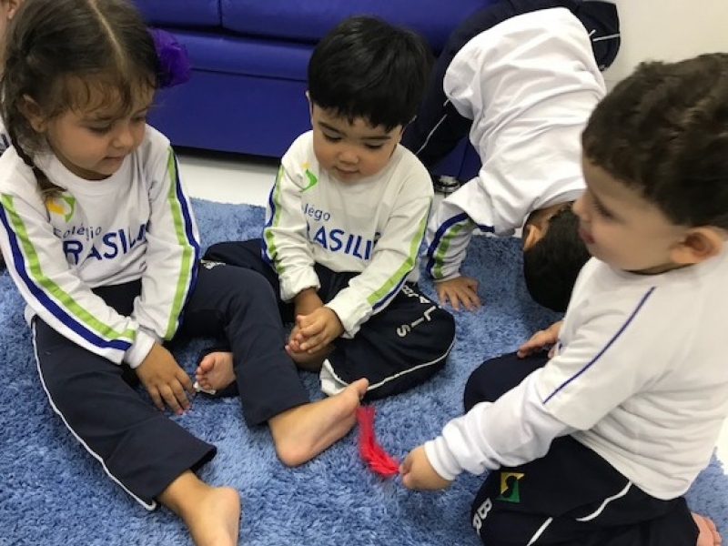Crianças brincam com os pés em atividades lúdicas