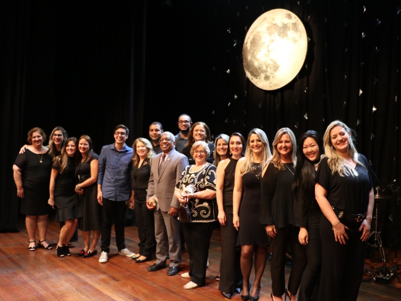 Homenagem à Lua emociona na 16ª Noite Poética do Colégio Brasilis